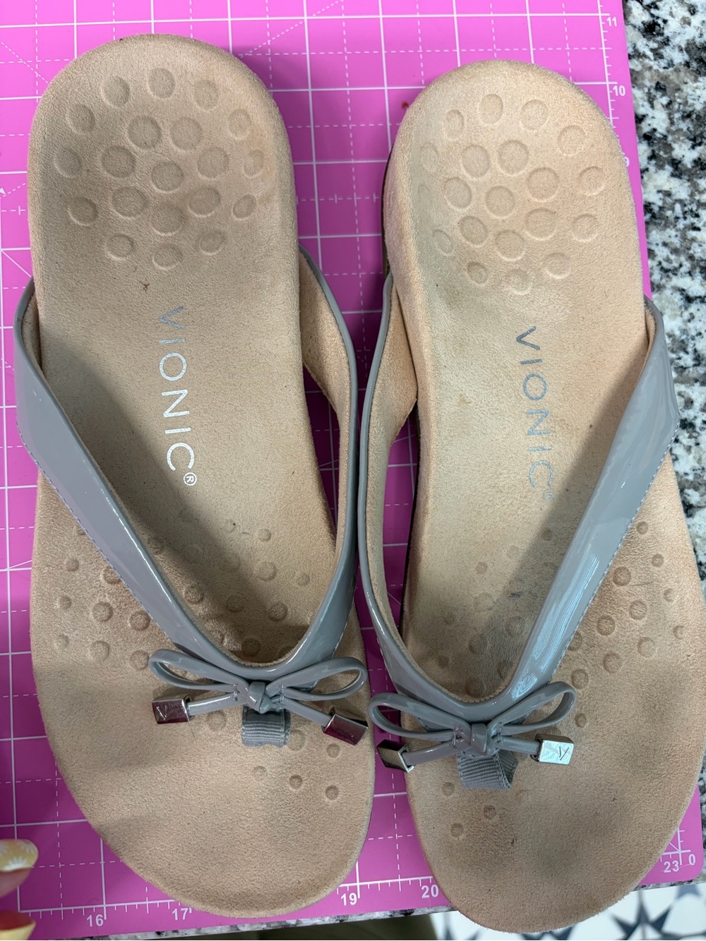 Vionic Women's Gray Patent Bow Flip-Flop Sandals Size 6.5